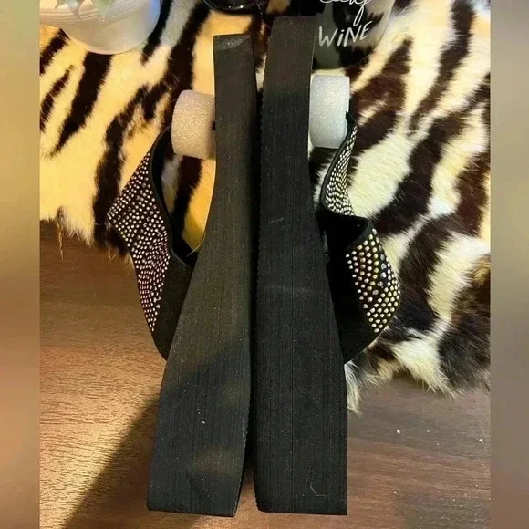 🤑 Super Cute Bedazzled Flip Flops NWT - Picture 4 of 4